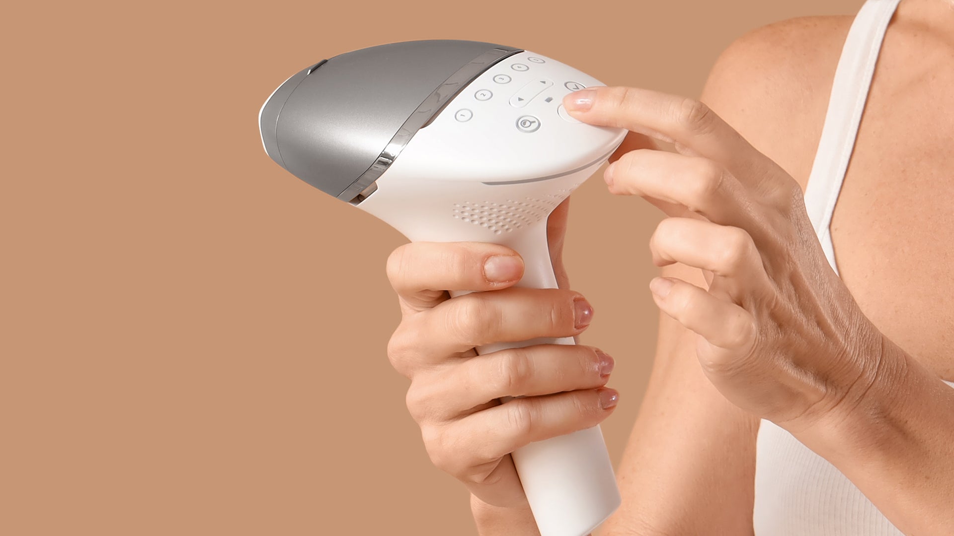 Select the suitable attachment and let Lumea’s smart sensors adjust the light setting to your skin tone and body area.